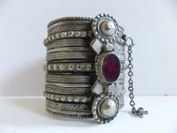 BEAU BRACELET MANCHETTE ANCIEN en ARGENT et PIERRE ?. BERBERE, KABYLE . Beau bijoux Ethnique. La pierre a un petit...