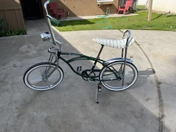 schwinn stingray bicycle. New without box Extras