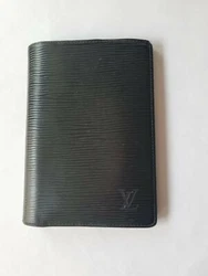 PORTEFEUILLE LOUIS VUITTON. MATIÈRE : CUIR taïga. COULEUR : NOIR. ----> @sochicclermont 