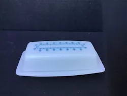 Beautiful Pyrex snowflake design butter dish. In excellent condition no cracks or chips. Will package well for shipping.