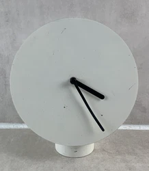 Parfait pour les amateurs de décoration dintérieur, cette horloge se distingue par son design original. Son cadran...