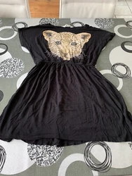 ROBE NEUVE 12/14 noir. Matière viscose , marque H&M , taille élastiquée , col arrondi , motif lionceau Hauteur...