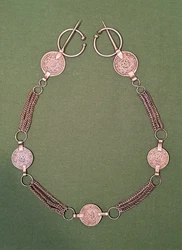 Paire de fibules en argent à bas titre ,réalisées avec des pièces de 20 Francs Empire Chérifien 1366. Lensemble...