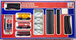 La boîte à des traces de manipulations vu lâge bien sûr, mais le train et rails nont pas été sorti du set.