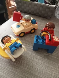 Lego Duplo Lot Docteur. Le pack comprend : Un bureau, une chaise,une secrétaire, un brancard, un téléphone,un...