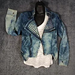 Great condition, no rips, snags or stains. Awesome construction on this jacket, check out the pic with all the seams in...