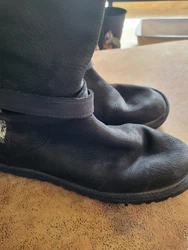 ugg boots size 8. In great condition when you put on the tops are not wrinkled. Just been cleaned and ready for a new...