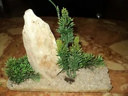 Décor daquarium rocher avec plantes sur socle 21 cm long 20 cm haut 9 cm profondeur.