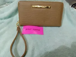 womens purse /wristlet. Condition is New with tags. Shipped with USPS Ground Advantage.