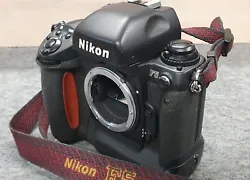Je vends Appareils photos NIKON F5 ARGENTIQUE + FLASH NIKON SB- 26, état correct fonctionne parfaitement sans objectif...