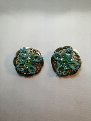 Boucles doreilles à clip dorées GAS bijoux avec des perles bleue. Longueur 3 cm.