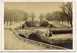JARDIN DE LA FONTAINE. FORMAT 16,5 CM X 11 CM. N’oubliez pas de m’ajouter à votreliste de favoris !