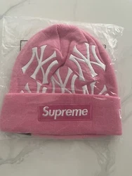 Supreme New York Yankees New Era Box Logo Beanie pink (FW21).