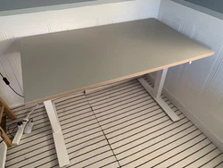 Ikea Skarsta Trotten sit/stand adjustable standing desk. In great condition, hardly used. The Ikea Skarsta beige...