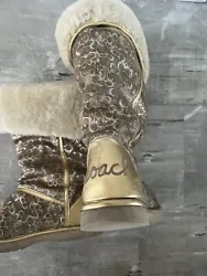Nice Sz 8B gold logo Coach Nicole pull on shearling boot