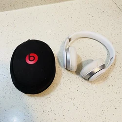 Beats by Dr Dre Solo 2 Wired Headphones White B0518 with Cary case. Fully Tested Works. Earmuff are worn but works....