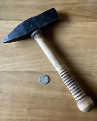 outils anciens, beau marteau de tailleur de pierres,estampillé....il s’agit d’un outil ancien qui a traversé les...