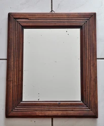 Rétro entourage en bois. Beau miroir carré ancien.