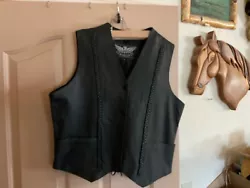 A pre-loved Eagles XL 4 snap up vest that looks like it has never been worn. In as seen as found condition. As you can...