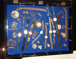 Lot d une quarantaine de bijoux fantaisies (Broches, bracelets, colliers, pendentifs, montres...ect), vendus en l état...