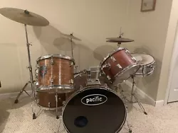 Plays and sounds great!!!5 Drums3 Cymbals2 Pedals2 Sticks