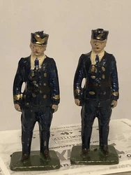 Je met en vente ce lot de 2 officiers soldats en plombs. Je n’ai vu aucune marque … marquage FranceEntièrement...
