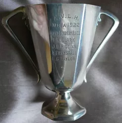 D’époque Art Déco (1922), on retrouve le nom des gagnants de la course gravés. 3,5 cm environ. Diamètre base 5,2...