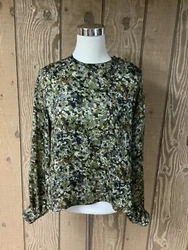 Vintage Gucci ! 100% Silk Green Multicolored Floral Size 42 Made In Italy Classic!Length - 22”Armpit to armpit -...