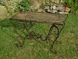 Belle table en fer forgé, de style ancien, très stable et lourd 12 kg. Made in design nostalgique et conçu...