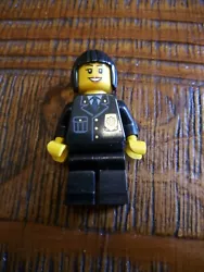 Figurine Personnage Lego officiel femme. État : Occasion Vendu comme sur la photo de lannonce en ligne Envoyé...