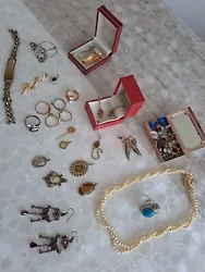 bijoux anciens  Lot à restauré nettoyer  Tout et comme sur les photos Merci  Vous achetter ce que Vous voyers sur les...