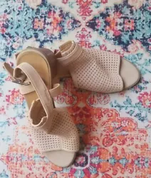 These stunning Franco Sarto Harlet 2 open toe, open heel sandals are in excellent,  gently worn condition. The beige...