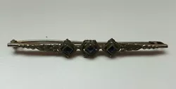 Très jolie broche art deco en métal argenté décoré avec saphir synthétique. Peu désargenté. Dimensions : 7 cm.