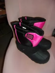 THIS IS A GENTLY USED WOMANS SIZE 5 PINK AND BLACK SNOWBOOTS. THEY ARE IN VERY GOOD CONDITION. THE INSIDE IS A FLEECE...
