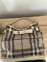 This stunning Burberry Walden hobo bag is a must-have! The checkered pattern, gunmetal hardware and beige leather...