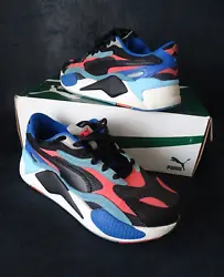 Je vous propose cette paire de baskets / sneakers Puma RS X 3 de 2019. Taille Eur 40 / US 7.5 fabriquées au Vietnam.