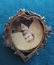 Broche Ancienne Plaque Or.   Sera emballée avec soin et expédiée en lettre suivie     !!! JE NAI PAS ENCORE...