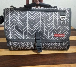 Portable- diaper bag perfect for on the go to run your errands. Pocket on the outside with zipper and key ring. Has an...