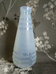 Le cristal de c e vase est très épais et OPALESCENT bleu à la lumière. Épaisseur du cristal 6 mm - Poids: 600 g. -...