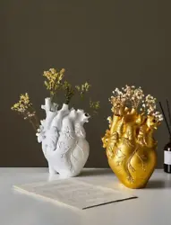 This elegant and creative vase stands at 17 cm in height, with a length of 13 cm and a width of 6 cm.