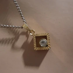 Matières : pierre saphir montée sur pendentif plaqué or, chaine en métal plaqué argent. Longueur chaine 46 CM....