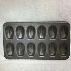 This Chicago Metallic Madeleine Pan is a must-have for any baking enthusiast. With 12 cups and a non-stick surface, it...
