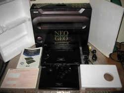 Vendo NEO GEO AES La console è originale jap, seriale 197085. La scatola è in buone condizioni. Motherboard revision...