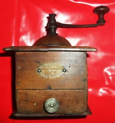 Old coffee grinder PEUGEOT FRÈRES MODÈLE DÉPOSÉ VALENTIGNEY (DOUBS). All wood except covers and crank handle....