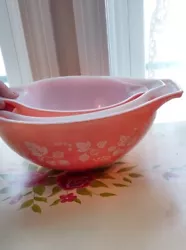 Vintage Pyrex Gooseberry Cinderella Nesting Bowls Pink set of 3 1950s.  In excellent condition, two pink and one white!