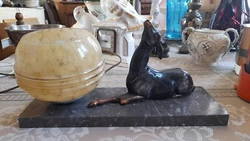 lampe art déco avec un globe et une petite biche en régul sur un marbre..