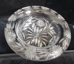 Rounded everted rim. Attributed to Pairpoint in a 1999 appraisal. Daisy flowers and leaf pattern.