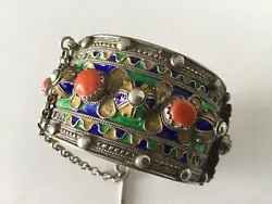 Authentique bracelet en argent émaillé avec cabochons de corail véritable.Provenance Maroc.Ce bracelet est...