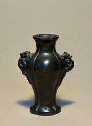A small and very nice late bronze quatrefoil vase with Chilong handles, late Ming period. Size: 4