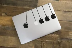Magnifique stickers pour MacBook Apple Pendule Newton disponible ennoir oublanc. Cet autocollant pour MacBook est...